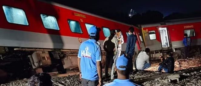 बिहार में भीषण ट्रेन हादसाः नॉर्थ-ईस्ट एक्सप्रेस की 24 बोगियां पटरी से उतरीं, चार की मौत , 70 घायल