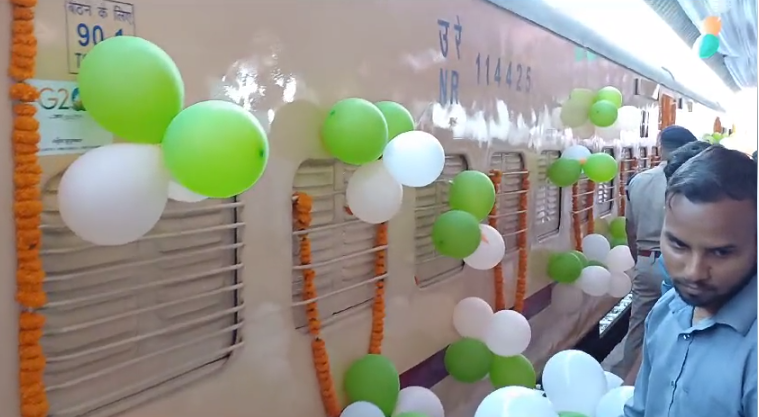 उत्तराखंडः कोटद्वार-दिल्ली के बीच चलने वाली नई रेलगाड़ी का हरी झंडी दिखाकर किया शुभारंभ