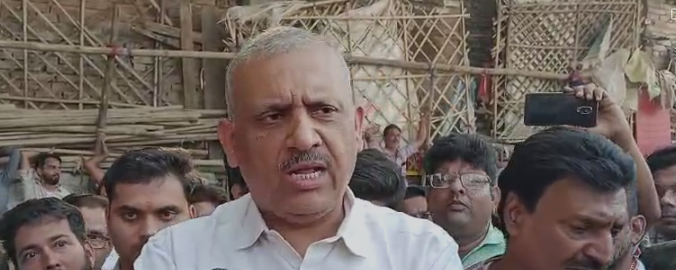 यूपीः कानपुर में दुकान हटाने के विरोध में दुकानदारों संग विधायक भी बैठे धरने पर