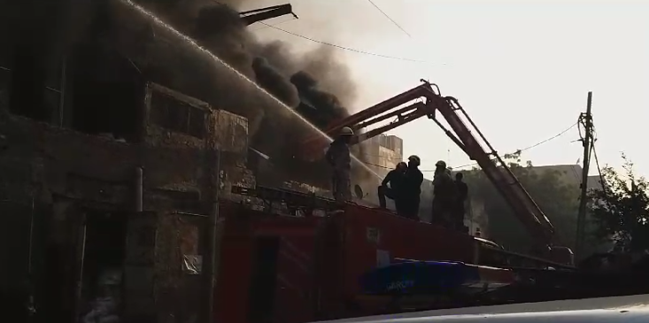 नई दिल्लीः उद्योग नगर में प्लास्टिक बनाने वाली फैक्ट्री में लगी भीषण आग, लाखों का नुकसान