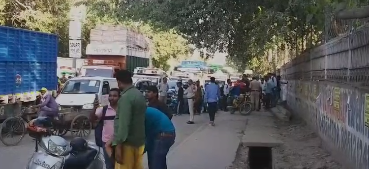 नई दिल्लीः मंगोलपुरी में डंपर से टकराकर स्कूटीसवार महिला की मौत