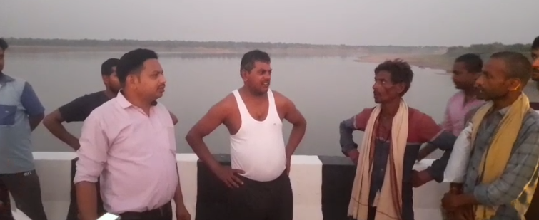 फतेहपुर में यमुना नदी में गिरा किशोर, ब्रिज के डिवाइडर से टकराकर हुआ हादसा