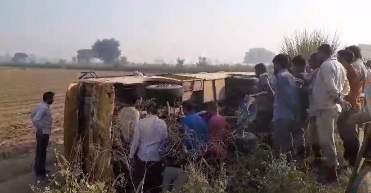 यूपीः अलीगढ़ में खेत में पलटी स्कूल बस, दो बच्चे गंभीर