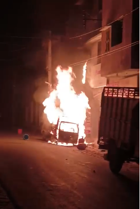 यूपीः हरदोई में गैस भरते समय मारुति वैन में लगी आग, धू-धू कर जली गाड़ी, लोगों ने भागकर बचाई जान