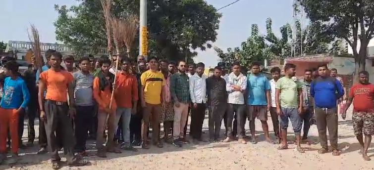 यूपीः शाहाबाद में सफाईकर्मियों से जबरन कराना चाहा काम, मना करने पर दबंगों ने की लाठी-डंडे से पिटाई, नाराज कर्मचारियों ने किया प्रदर्शन