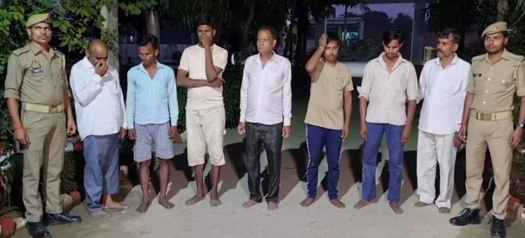पुलिस का एक्शनः हरदोई में जुआ खेलते भाजपा नेता समेत 8 गिरफ्तार