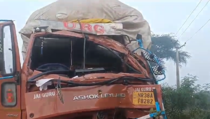 यूपीः अलीगढ़ में सड़क किनारे खड़ी वोल्वो बस में पीछे से घुसा ट्रक, दो की मौत