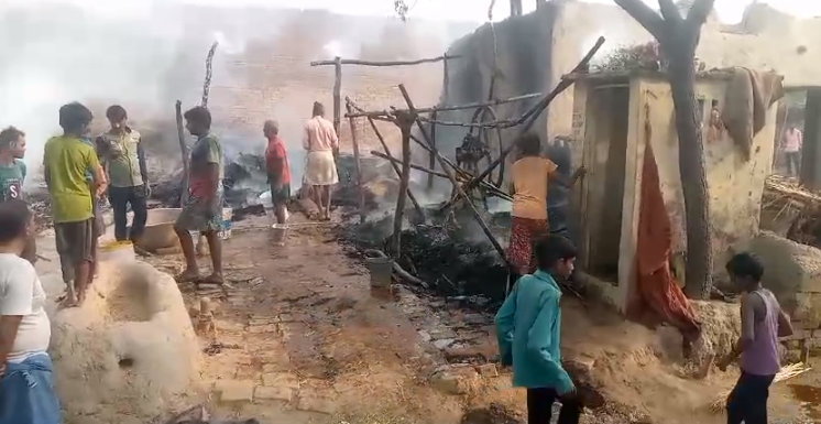 फतेहपुर में आग से तीन घर जले, सारा सामान राख, शॉर्ट सर्किट से हुई घटना