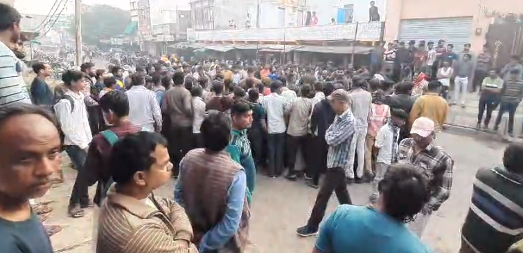 ललितपुर में ट्रैक्टर ने छात्रा को कुचला, मौत, गुस्साई भीड़ ने शव रख किया सड़क जाम