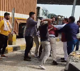 Toll plaza workers in Fatehpur beat former head