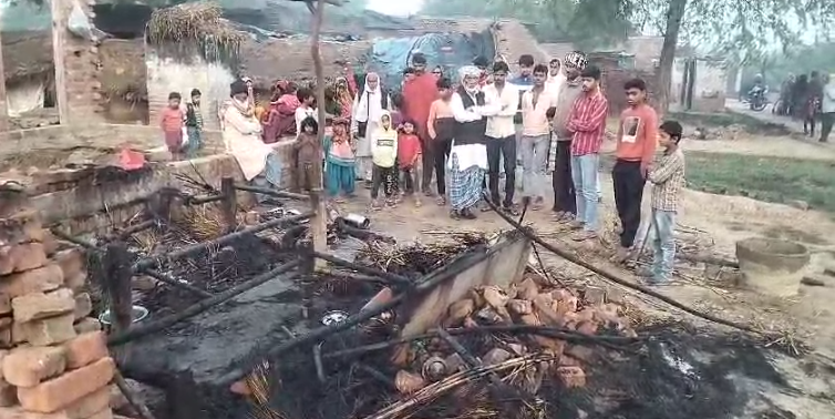 Fire broke out in a hut in Firozabad