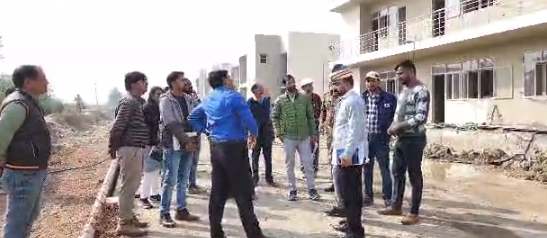 सख्त तेवरः यूनिवर्सिटी निर्माण में देरी पर भड़के डीएम, इंजीनियर्स और ठेकेदारों को जमकर फटकारा