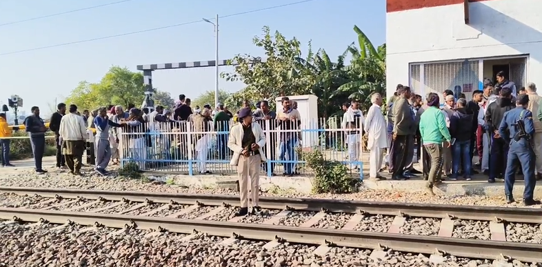 हरियाणाः रास्ते के लिए रेलवे ट्रैक जाम करने पहुंचे सैकड़ों ग्रामीण, 20 दिन में समाधान होने के आश्वासन पर मानें