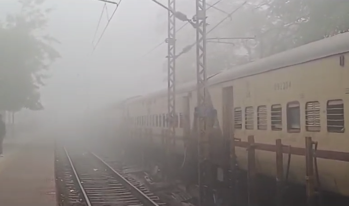 कोहरे का असरः ट्रेनें घंटों लेट, यात्री परेशान