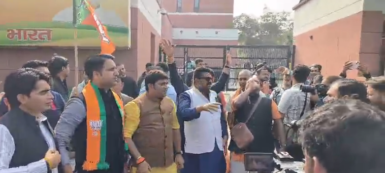 जीत की खुशी में दिल्ली में भाजपाइयों ने किया डांस