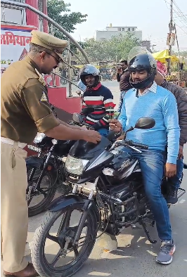 जागरूकताः टीएसआई ने हेलमेट लगाने वालों को गुलाब का फूल देकर की तारीफ