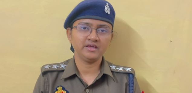 मिर्ज़ापुर में तालिबानी सजाः मोबाइल चोरी का आरोप लगा पेड़ पर उल्टा लटकाया और जमकर की पिटाई  