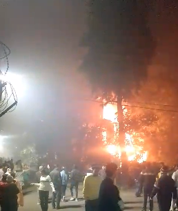 नोएडा में अपार्टमेंट में आग लगने से मची अफरातफरी, सभी को सुरक्षित बाहर निकाला