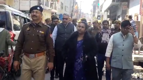 फतेहपुर में डीएम व एसपी ने पुलिस बल के साथ किया फ्लैग मार्च