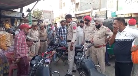 पंजाबः चालान काटने पर बाइकसवार का हंगामा, पुलिस ने दौड़ाकर बाइकसवार को पकड़ा