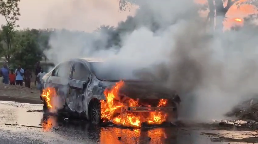 राजस्थान , बांसवाड़ा : चलती कार में लगी आग, ड्राइवर ने कार से कूद कर बचाई जान