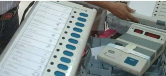 UP में एक बजे तक 35.73% मतदान, लगी रही लंबी कतार