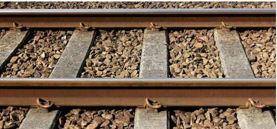 बंद रेलवे फाटक पार करना पड़ा भारी, ट्रेन से कटकर दो युवकों की मौत