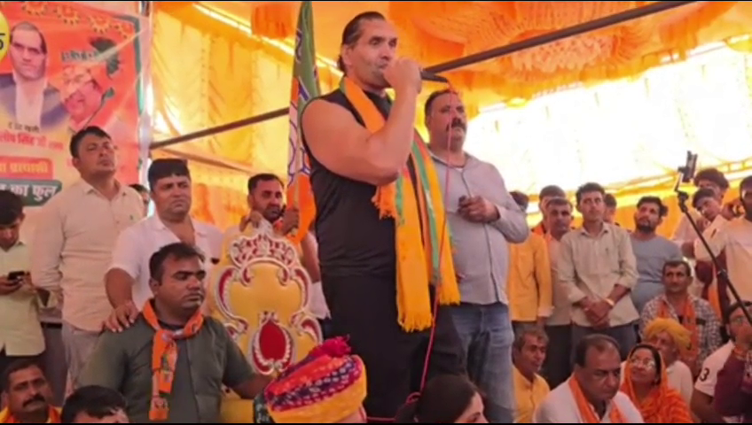 “द ग्रेट खली का रोड शो: भाजपा प्रत्याशी के समर्थन में उमड़ा हुजूम”