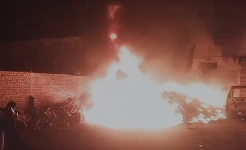 टायर के गोदाम में लगी आग, बाहर खड़ी कार व 2 बाइक जलकर राख