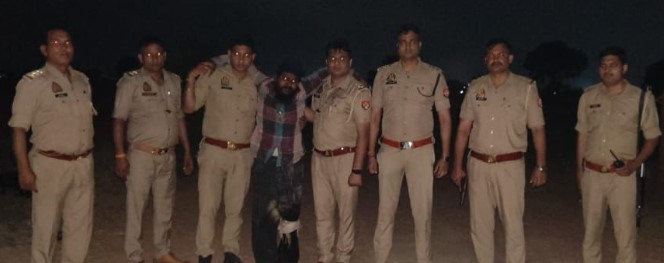 आगरा में पुलिस की मुठभेड़ में दो बदमाश गिरफ्तार