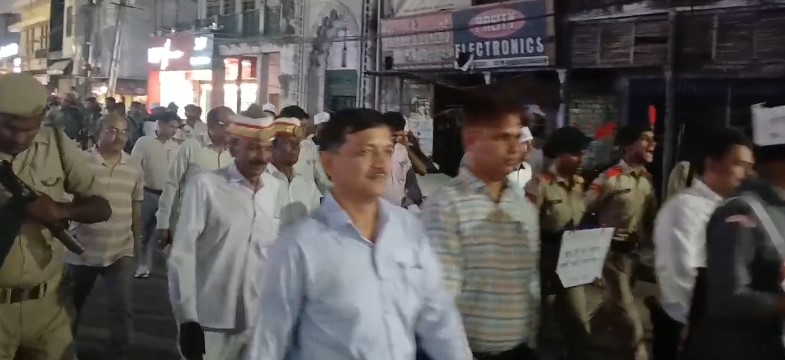 ‘पहले मतदान फिर जलपान’ नारे के साथ मतदाताओं को किया जागरूक, DM और SP ने शहर में निकाला पैदल मार्च