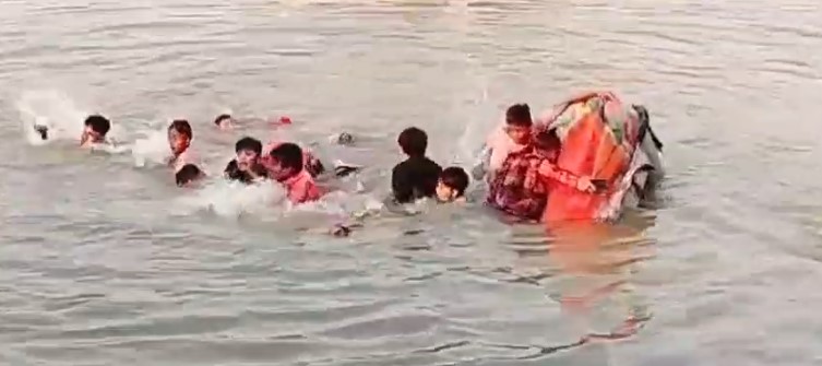 बिजनौर में बच्चों से भरी नाव पानी में डूबी, सभी सुरक्षित बचाए गए