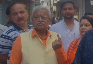 मेरठ में डॉक्टर लक्ष्मीकांत बाजपेई ने पत्नी सहित डाला वोट