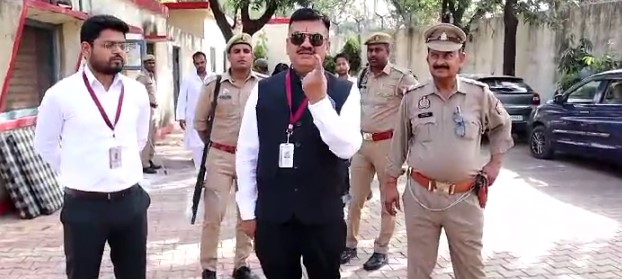 UPः सहारनपुर के DM ने वोट देकर मतदान की अपील की, SSP ने लिया सुरक्षा व्यवस्था का जायजा   