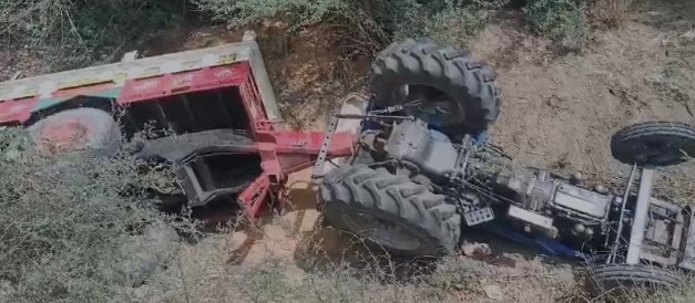 हमीरपुर में खाई में पलटा ट्रैक्टर, चालक की मौत, दो गंभीर