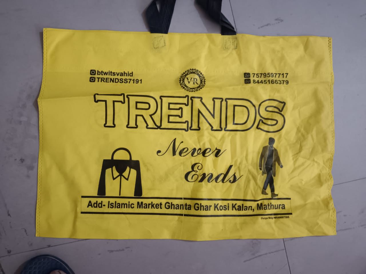 Mathura : दुकानदार ने कैरीबैग पर पंजाबी मार्केट की जगह लिखवाया ये, लोगों का फूटा गुस्सा