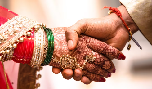 बैंक कैशियर पर धोखाधड़ी से शादी करने का आरोप, एसपी से शिकायत