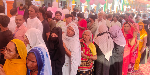 कासगंज जिले की तीनों विधानसभाओं में मतदान शुरू, डीएम और एसपी ने किया मतदान केंद्रों का निरीक्षण