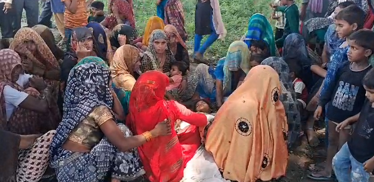 बिजली के तार की चपेट में आने से छात्रा की मौत, ग्रामीणों ने किया प्रदर्शन