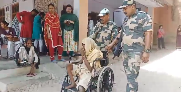 वोटिंग का जज्बाः BSF जवान ने वोट डालने आए दिव्यांग को बूथ तक पहुंचाया