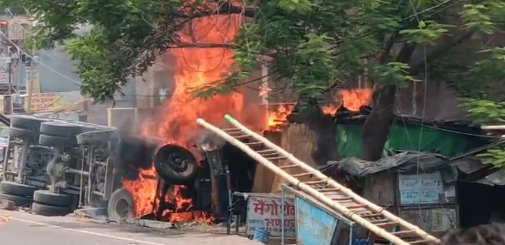 हमीरपुर में दुकानों में घुसा ट्रक, क्रेन से निकालते समय लगी आग, हाइवे जाम