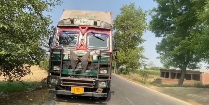 हरदोई में ट्रक ने बाइक में मारी टक्कर, तीन की मौत