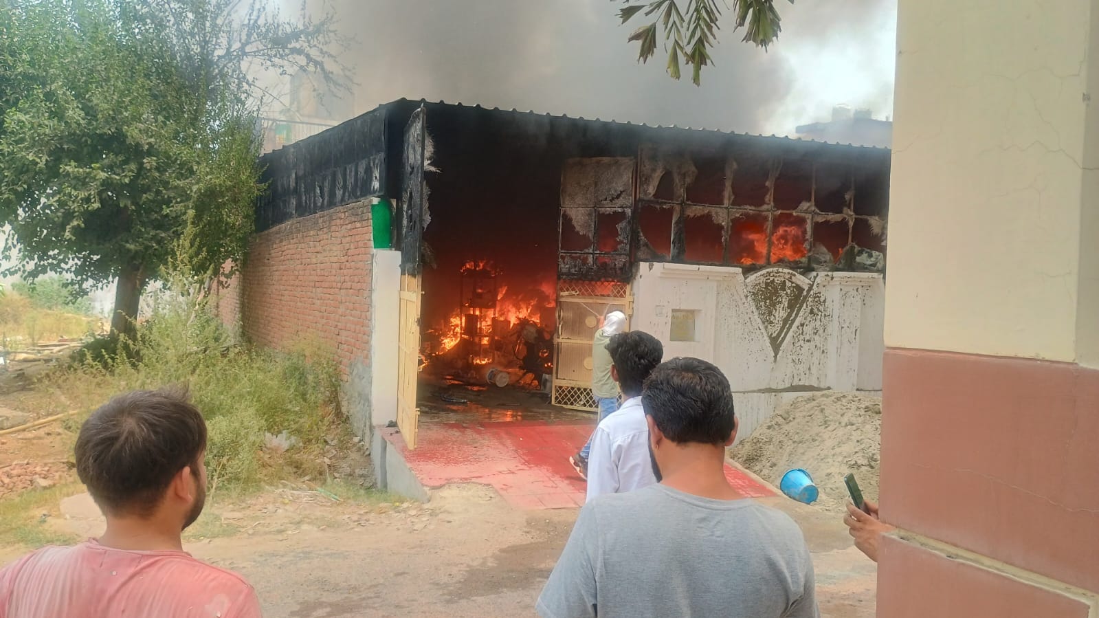 Meerut : मकान के अंदर बने बैटरी के गोदाम में लगी भीषण आग, धमाकों से गूंजा मेरठ