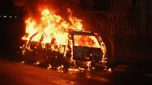ललितपुर में चलती कार बनी आग का गोला, कार सवारों ने कूद कर बचाई जान
