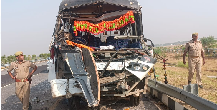 गाजीपुर में भीषण हादसाः खड़े ट्रक में घुसी श्रद्धालुओं से भरी बस, चार की मौत, 20 गंभीर