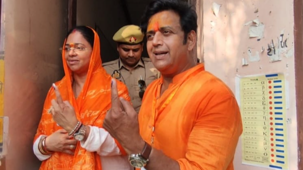 गोरखपुर में रवि किशन ने पत्नी संग किया मतदान