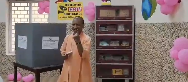 गोरखपुर HOT SEATः CM योगी और रविकिशन ने डाला वोट, बूथों पर लगी रही लंबी लाइन, मतदाताओं में उत्साह