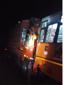 सुल्तानपुर में सवारी उतारकर जैसे ही आगे बढ़ी रोडवेज बस वैसे ही ट्रक ने पीछे से मारी टक्कर, चालक की मौत