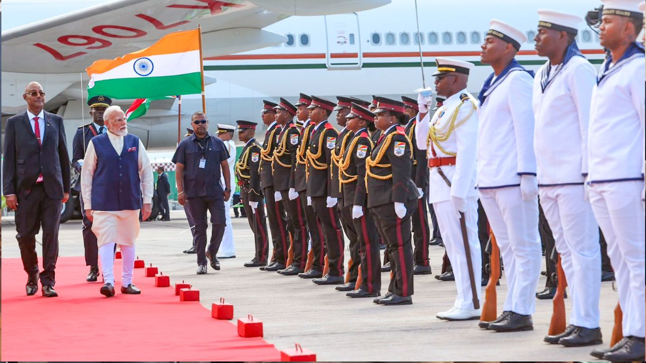 पीएम नरेंद्र मोदी पहुंचे सेशेल्स, राष्ट्रपति हर्मिनी ने एयरपोर्ट पर गर्मजोशी से किया स्वागत