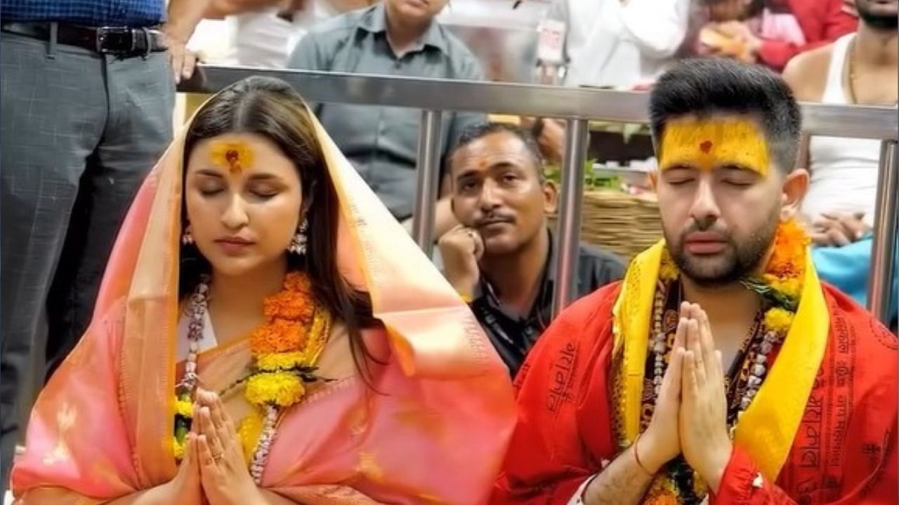 महाकालेश्वर ज्योतिर्लिंग मंदिर में राघव चड्ढा संग पहुंचीं परिणीति चोपड़ा, सिर पर पल्लू रखकर की आरती